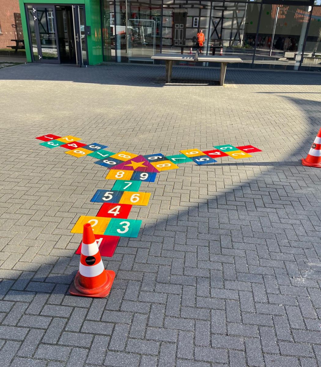spiele-zum-lernen-und-bewegen-für-kinder-kitas-spielplätze-draußen Dreiarmiges Hüpfspiel – Bild 2